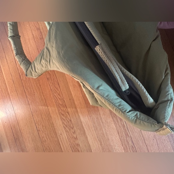 Everlane Quilted Weekender Bag in Moss Green, NWT - Picture 6 of 7